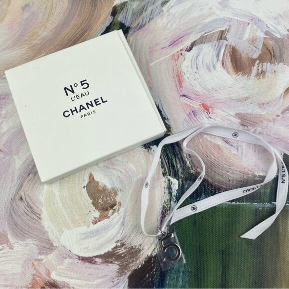 Chanel No.5 L’EAU Limited Edition Charm With Ribbon New! - Picture 1 of 6